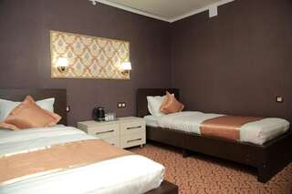 Отель Aska Hotel Naryn Двухместный номер с 2 отдельными кроватями-2